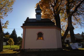 boční strana kaple s kasulovým oknem ze severovýchodu (© Jaroslav Špiroch  10/2021)