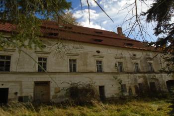 hlavní vstupní průčelí zámku (© Jaroslav Špiroch  10/2021)