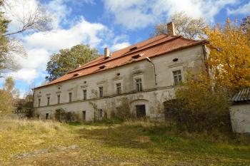 hlavní průčelí zámku z nádvoří (© Jaroslav Špiroch  10/2021)