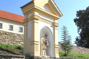 Výklenková kaplička sv. Jana Nepomuckého v Pacově (© Pavel Vítek 09/2021)