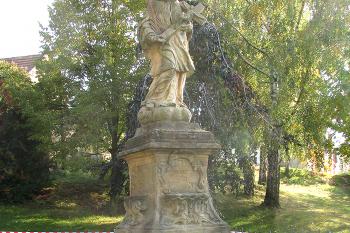 Socha sv. Jana Nepomuckého v obci Uhy v okrese Kladno. (© Pavel Vítek  10/2021)