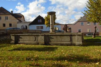 celkový pohled na kašnu od kostela sv. Kateřiny (© Marcela Váňová  10/2021)