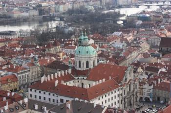 Kostel a bývalá jesuitská kolej z velké věže svatovítské katedrály ( © Ivan Grisa 02/2011)
