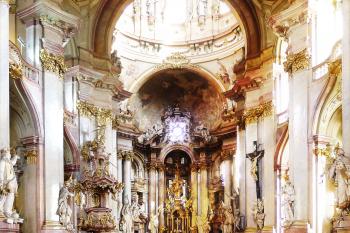 interiér - průhled hlavní lodí do presbytře (© Václav Kapr, 02/2014)