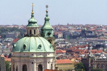 Kostel sv. Mikuláše z teras zahrad pod Pražským hradem ( © Jan P. Štěpánek 07/2007)