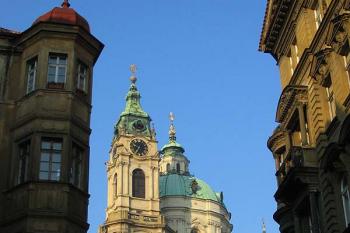Věže kostela sv. Mikuláše na Malé Straně (© Jiří Cukr, 01/2008)