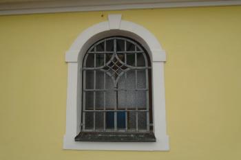 okno s mříží na boku kaple (© Jaroslav Špiroch  11/2021)