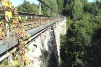 kamenný železniční viadukt