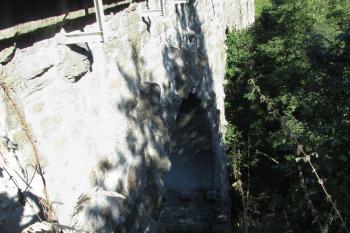 Kamenný železniční viadukt u Pořínského nádraží v okrese Tábor. (© Pavel Vítek 09/2021)