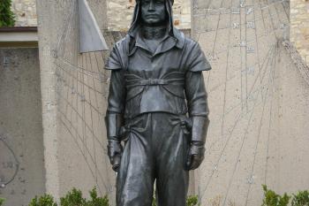 Štefánikova socha u hvězdárny (© Jiří Špaček  05/2009)