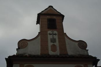 štít hlavního průčelí se zvoničkou (© Jaroslav Špiroch  11/2021)