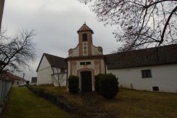 severní hlavní vstupní průčelí kaple (© Jaroslav Špiroch  11/2021)