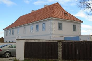 pohled na faru z jihovýchodu (© Jaroslav Špiroch  10/2021)