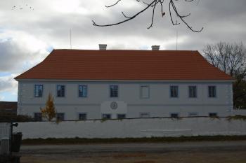 pohled na hlavní průčelí fary ze západu (© Jaroslav Špiroch  10/2021)