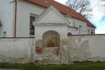 jedna ze čtyř výklenkových kapliček v ohradní zdi kostela (© Jaroslav Špiroch  10/2021)