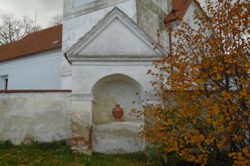 jedna ze čtyř výklenkových kapliček v ohradní zdi kostela (© Jaroslav Špiroch  10/2021)