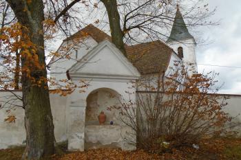 jedna ze čtyř výklenkových kapliček v ohradní zdi kostela (© Jaroslav Špiroch  10/2021)