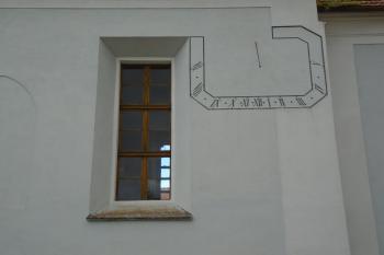 sluneční hodiny na jižní straně lodi kostela (© Jaroslav Špiroch  10/2021)