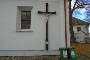 vysoký kříž na presbytáři kostela (© Jaroslav Špiroch  10/2021)