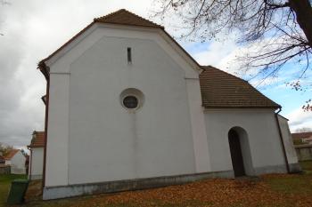 průčelí presbytáře (vlevo) z východu, vpravo sakristie (© Jaroslav Špiroch  10/2021)