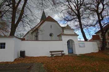 jedna ze dvou vstupních bran (východní) (© Jaroslav Špiroch  10/2021)