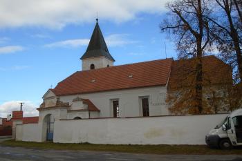 pohled na kostel z jihovýchodu (© Jaroslav Špiroch  10/2021)