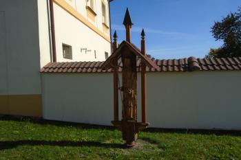dřevořezba u ohradní zdi areálu fary (© Marcela Váňová  10/2021)