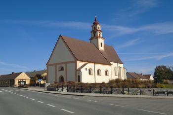 pohled na hlavní průčelí se vstupem od jihozápadu (© Jaroslav Špiroch  10/2021)