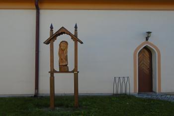 dřevořezba na severní straně, vpravo boční vchod do presbytáře (© Jaroslav Špiroch  10/2021)
