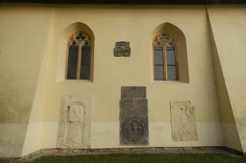 Severní stěna kostela Narození Panny Marie se zazděnými náhrobníky Zapských ze Zap (© Johannes Cladis, 09/2016)