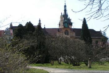 Pohled od vstupní brány ( © Petr Turyna 04/2004)