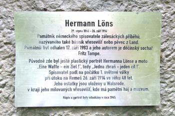 Pomník německého spisovatele Hermanna Lönse v Městském parku v České Lípě. (© Pavel Vítek 09/2021)