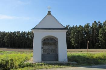 Kaplička v Zadním Arnoštově u Javíčka. (© Pavel Vítek  09/2021)