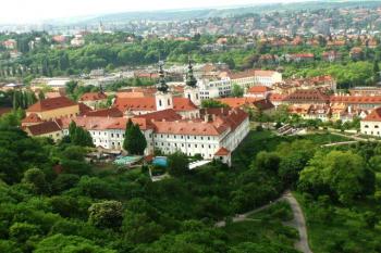 pohled z rozhledny směrem na Strhovský klášte (© Karel Piskáček, 06/2007)