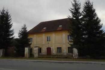 hlavní průčelí fary se severozápadu (© Jaroslav Špiroch  12/2021)