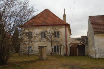 západní brána; vlevo fara, vpravo stodola (© Jaroslav Špiroch  12/2021)