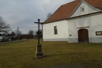 křížek před předsíní na jižní straně (© Jaroslav Špiroch  12/2021)