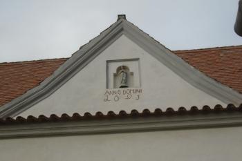 štít předsíně na jižní straně s nápisem a soškou Panny Marie (© Jaroslav Špiroch  12/2021)