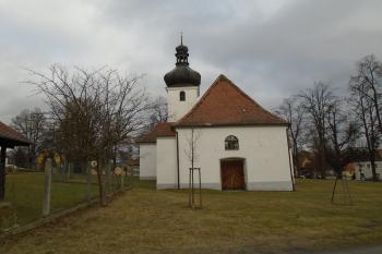 vstup na západní straně s pravoúhlým oknem, osvětlujícím kruchtu (© Jaroslav Špiroch  12/2021)