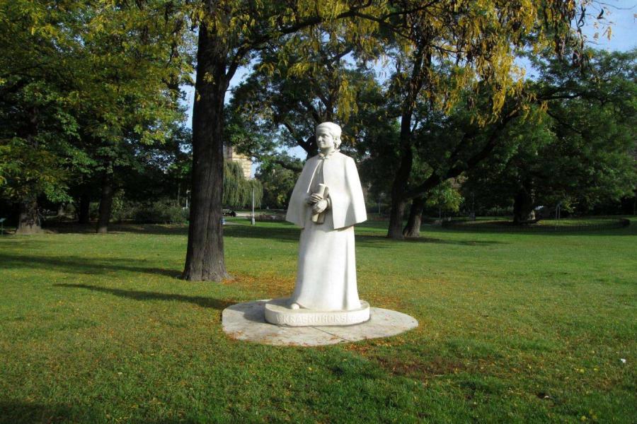 socha Elišky Krásnohorské