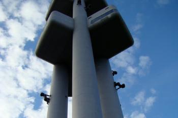 Konstrukci železobetonové rozhledny tvoří tři tubusy, z nichž hlavní přechází v anténí nádstavec. ( © Miroslav BITTER 10/2007)