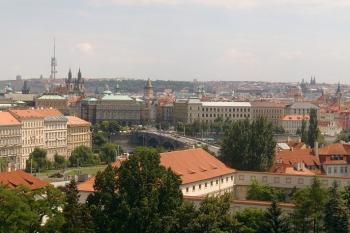 Pohled na vysílač ze Starých zámeckých schodů (© Zdeněk Holcingr, 07/2008)