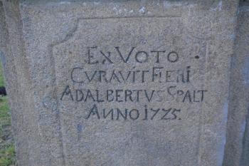 na hranolovém dříku v přední části jméno donátora a chronogram 1725 (© Marcela Váňová  12/2021)