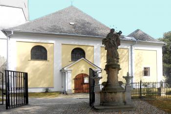 Spcha sv. Jana Nepomuckého před kostelem v Chornici. (© Pavel Vítek  10/2021)