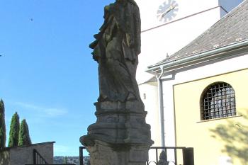 Spcha sv. Jana Nepomuckého před kostelem v Chornici. (© Pavel Vítek  10/2021)