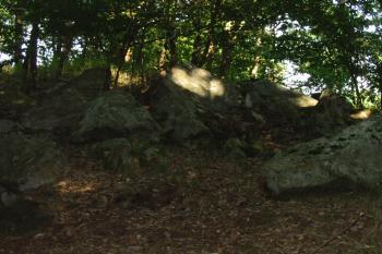 mezi těmito skalami vede přístup od západu (© D Dohňanský, 07/2014)