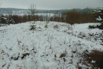 Vnitřní široký val s příkopem, vpravo je vlastní jádro (© Dušan Dohňanský  12/2021)