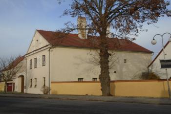 celkový pohled na faru s vjezdovou branou (© Jaroslav Špiroch  01/2022)