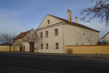 celkový pohled na faru s vjezdovou branou a špýcharem (© Jaroslav Špiroch  01/2022)