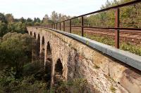 kamenný železniční viadukt